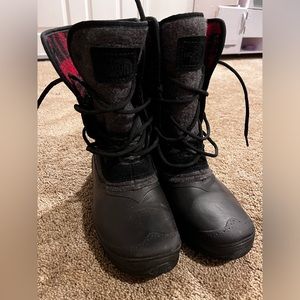 North face Winter boots size women’s 10